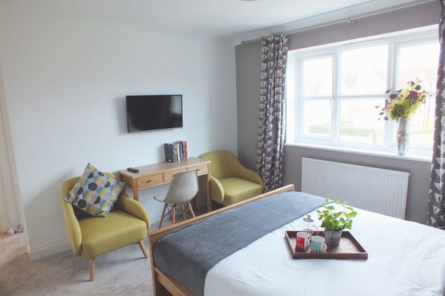 Room 5, 1, Lacewood Gardens, Reading photo 2
