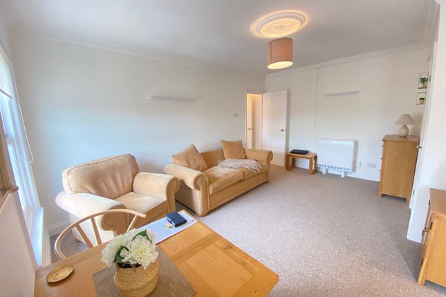 Thumbnail Flat to rent in New Road, Linslade, Leighton Buzzard