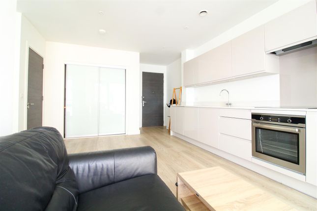 401 Sailors House, 16, Deauville Close, London photo 4
