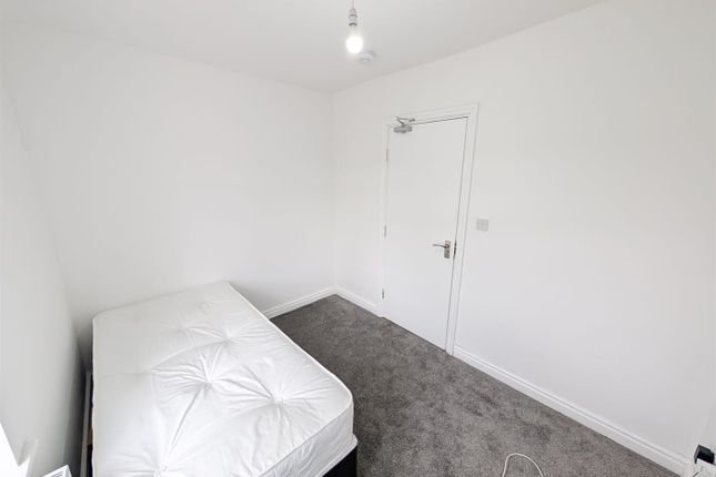332, East Lancashire Road, Manchester photo 5