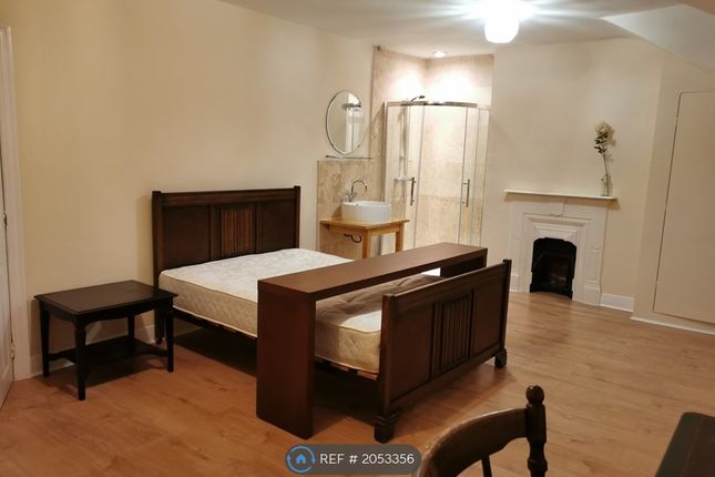 Room to rent in Deerhurst Road, London
