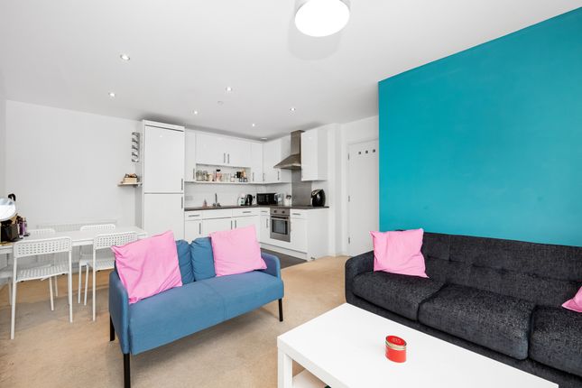 Flat to rent in Dancers Way, London