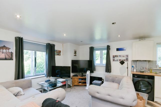 Flat 3, Ash House, 10, Orchard Close, BURGESS HILL photo 2