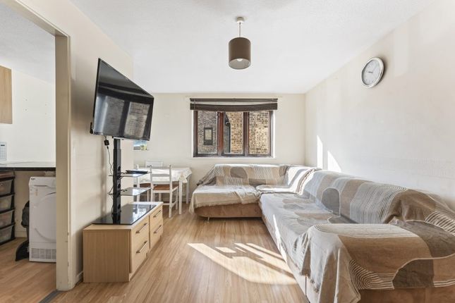 7, Lincoln Court, Gants Hill photo 2