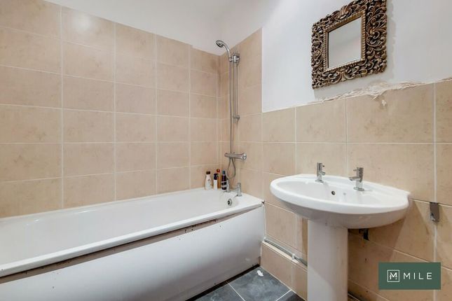 Flat for sale in Acton Lane, London