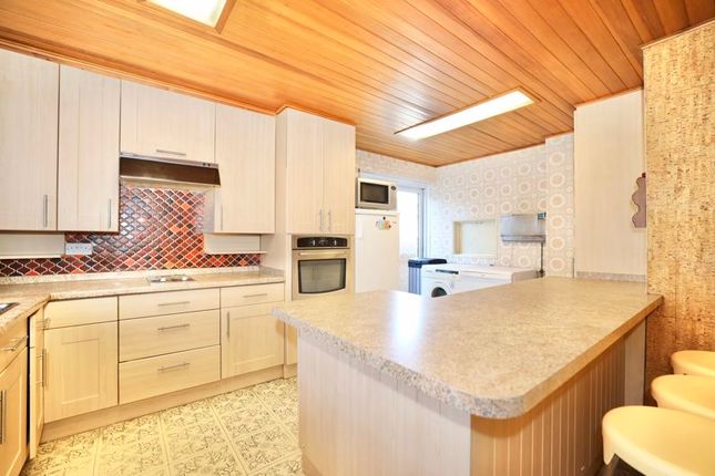 8, Chigwell Rise, Chigwell photo 3