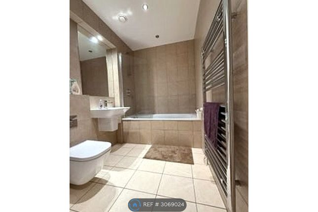 Flat, Centenary Heights Larkwood Avenue, London photo 5
