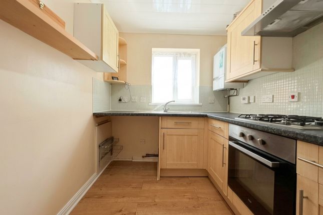 12, Kestrel Close, London photo 3