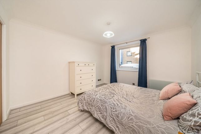 Boardwalk Place, London photo 4