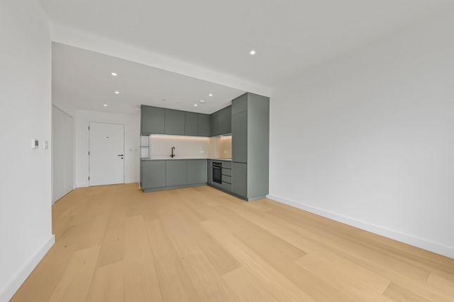 Parkview Avenue, London photo 4