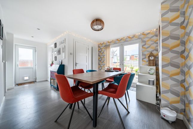 23, Emlyn Road, Surrey photo 4