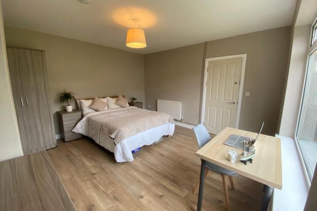 A Spacious And Well-Lit Large Double Bedroom Featu...
