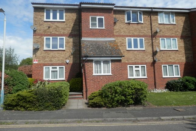 Flat to rent in Sterry House, Stirling Close, Rainham RM13