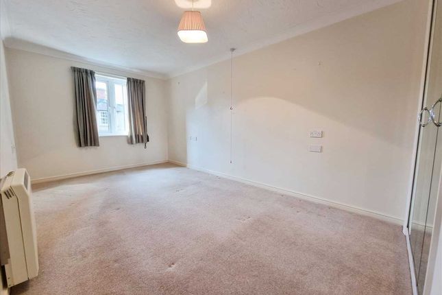 32, Moores Court, Sleaford photo 4