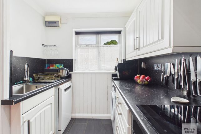 67 Stoneage Close, Bognor Regis photo 3
