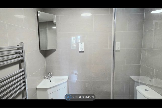 Ft  Pennington Court, Rotherhithe St, London photo 4