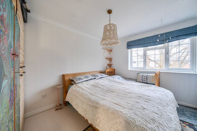 22 Eagle Drive, London photo 5