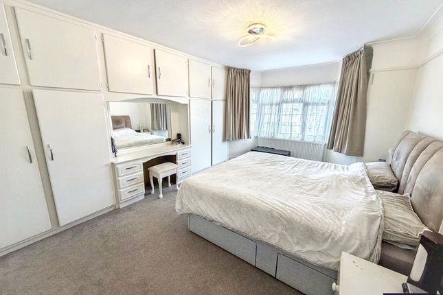 61 Edgwarebury Lane, Edgware photo 3