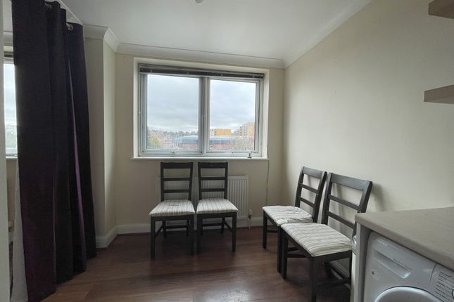 Flat to rent in Park Street, Luton