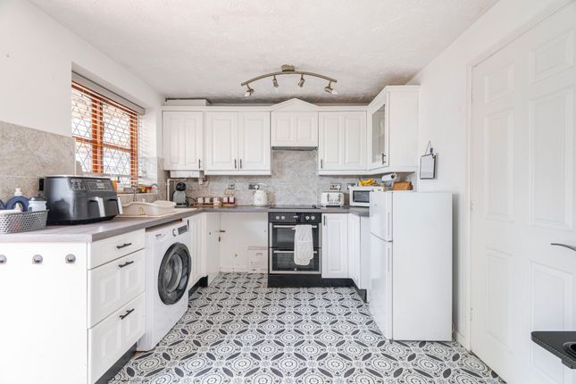 6 Harrop Dale, Lowestoft photo 4