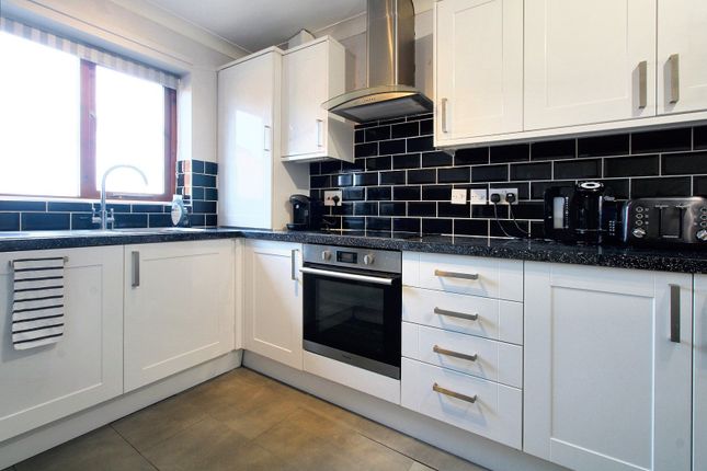 18, Clifden Grove, Warwickshire photo 4