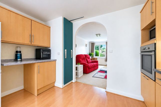 33, Lincolns Mead, Lingfield photo 4