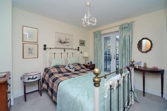 Town house for sale in Vallings Place, Long Ditton, Surbiton