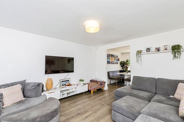 32, Sycamore Avenue, West Sussex photo 3