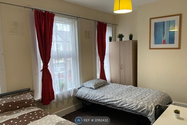 Room to rent in Elizabeth Road, London