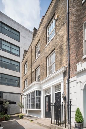 Office to let in St. John's Square, London