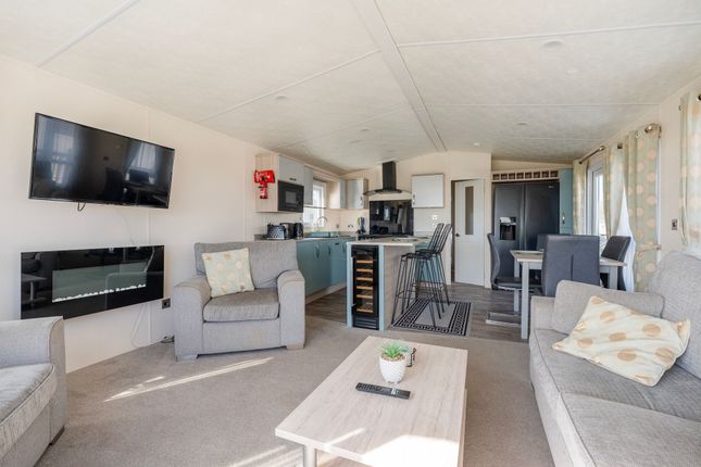 89 Broadland Sands, Coast road, Corton photo 4