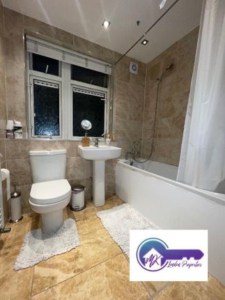061026, Pennyfields Road, London photo 4