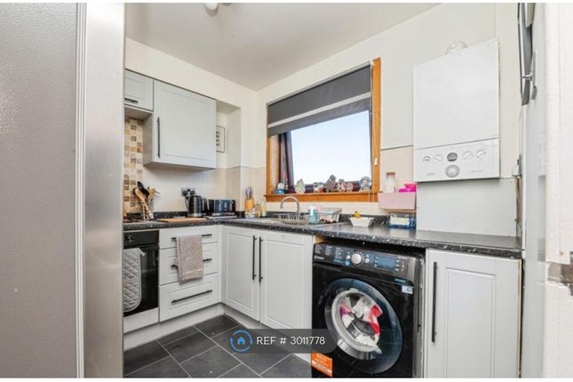 Tulloch Court, Cowdenbeath photo 3