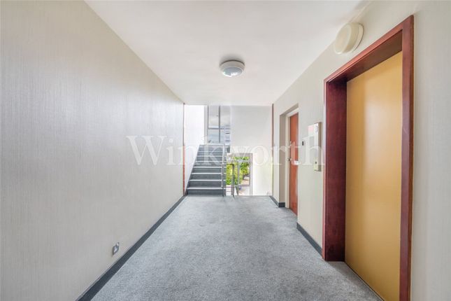 39, James Close, London photo 3