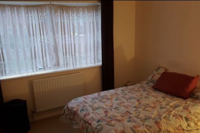 Flat 2 The Pines,, The Pines, London photo 4