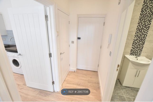 Flat  The Compasses, Farley Hill, Luton photo 4