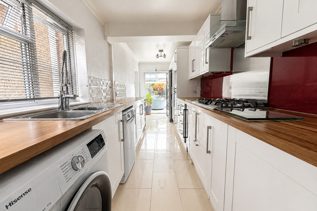14, Laurel Avenue, Slough photo 4