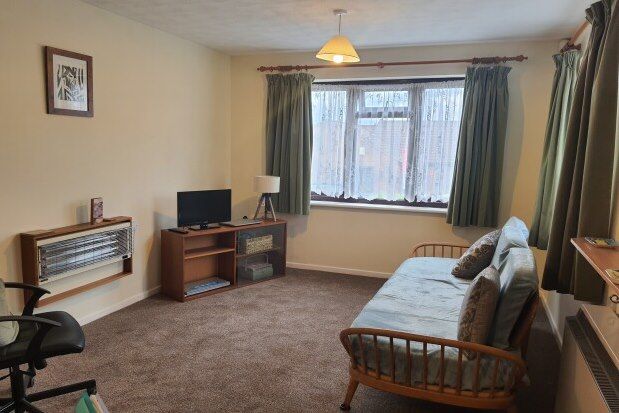 Bungalow to rent in Edgcott Close, Luton