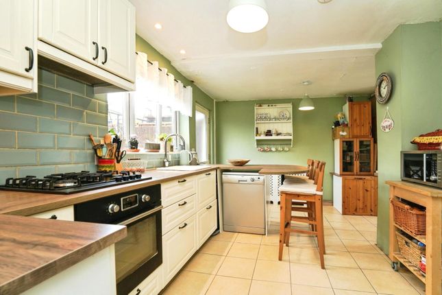 22, Fountain Crescent, Gloucestershire photo 4