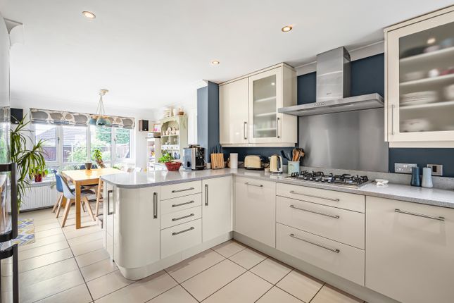 22, Whitethorn, Hertfordshire photo 3