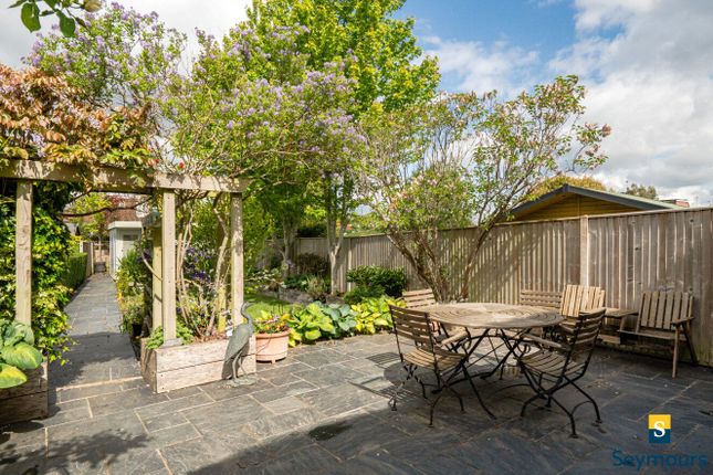 12, Raymond Crescent, Surrey photo 4