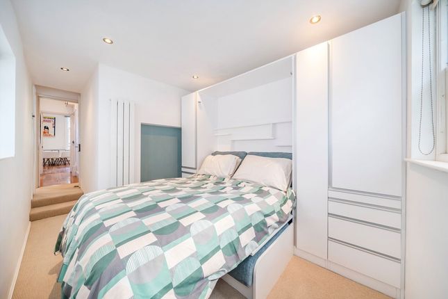 Flat 2, 7, Westmoreland Terrace, London photo 3