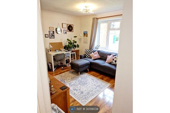 Worcester Gardens, Slough photo 3