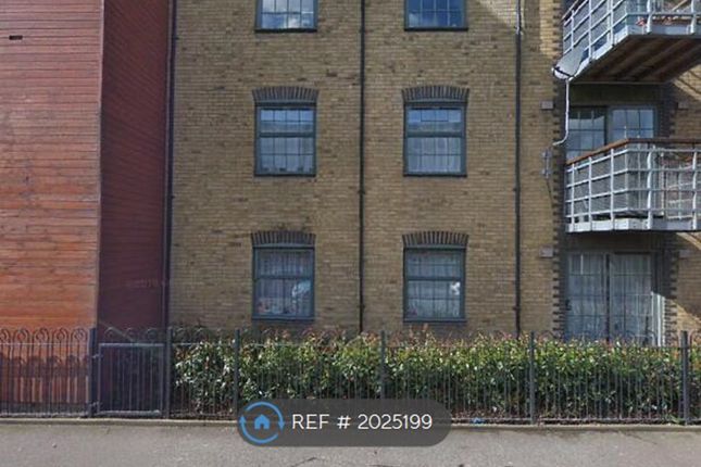Flat to rent in Hewetts Quay, Barking