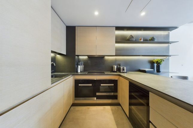 Flat for sale in Buckingham Palace Road, Victoria