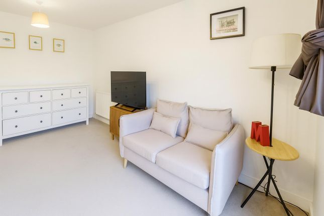 22, Greenham Avenue, Reading photo 2