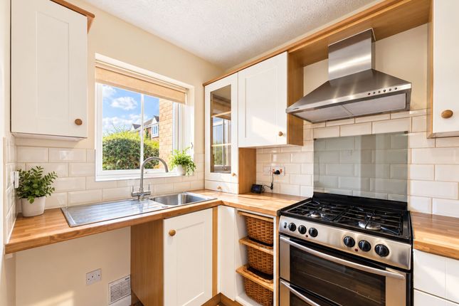 3 Blossom Close, Worcester photo 4