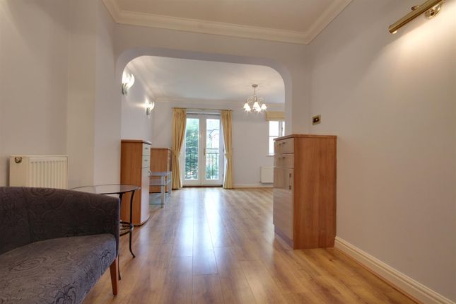 9, Highlands Avenue, London photo 2