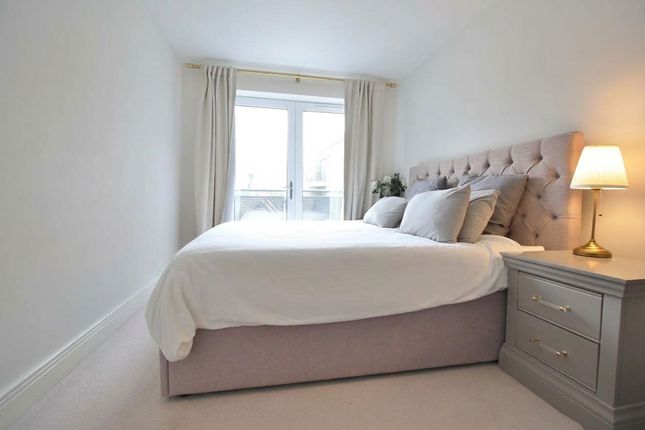Flat 28b, Swan Court Swan Street, Isleworth photo 3