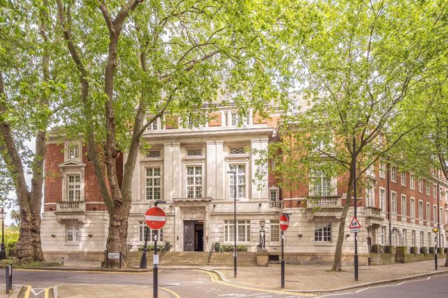 Flat for sale in Rosebery Avenue, London